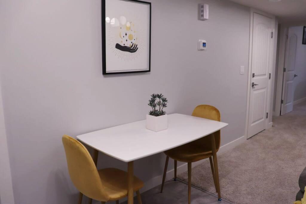 Deluxe 2 Bedroom With*netflix/cable/prime Holiday home Edmonton