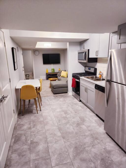Deluxe 2 Bedroom With*netflix/cable/prime * Edmonton